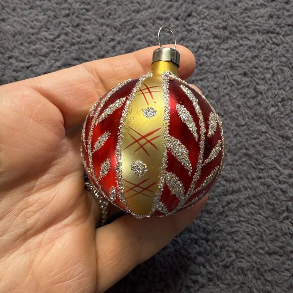 Vintage Glass Christmas Ornaments Set Of 6 Red & Silver Glitter Accents 1 Broken - Picture 4 of 16